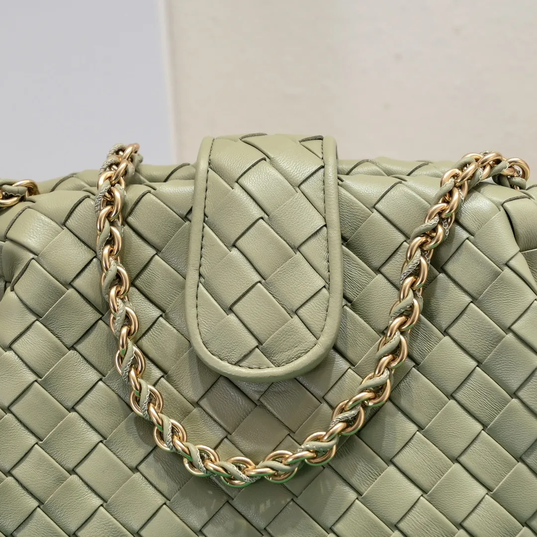 Batch 2260 Bitters Venetia 2024 summer series brings Lauren 1980 handbags back to the public eye. The design of the bag is inspired by ancient Roman architecture. It uses the brand's iconic Intrecciato lambskin woven bag body with a hard frame. No logo can be seen on the whole bag. It is equipped with a leather woven metal chain. When using it as a clutch, just put the chain directly in the bag ~ showing an elegant and timeless style. Decades later, when Lauren Hutton once again walked on the Bottega Venetia spring and summer show with this bag, the charm of the year still remains intact despite the passage of time. Size: 31.5*16.5*11 Style number: 5807#